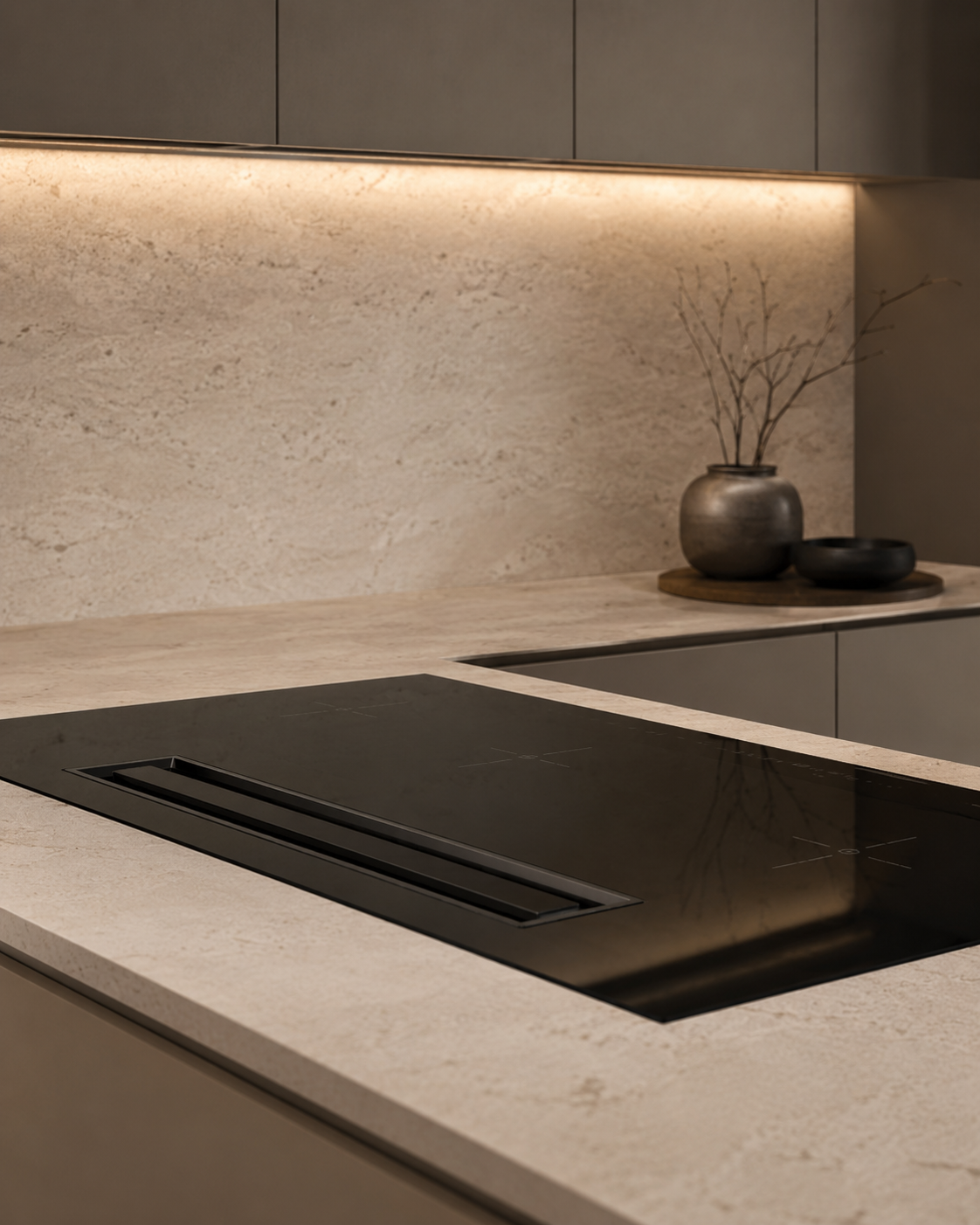 Detalle de cocina con iluminación linear bajo gabinete y ambiente Tech Pack.